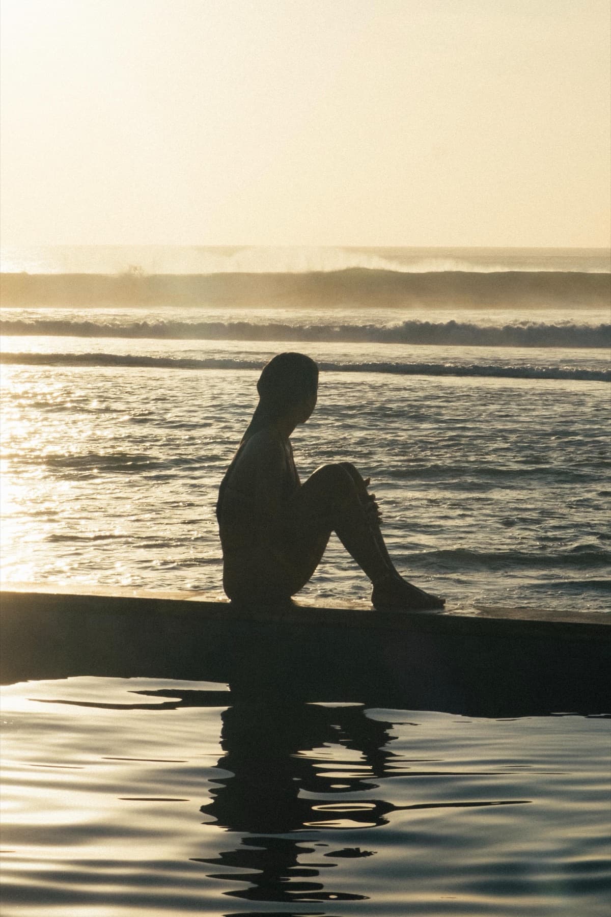 Amanecer frente al mar antes de entrar al agua